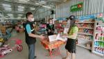 ให้คำแนะนำมาตรการป้องกันการแพร่กระจายฯให้กับร้านค้า