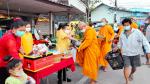 ทำบุญตักบาตร วันขึ้นปีใหม่ 2565